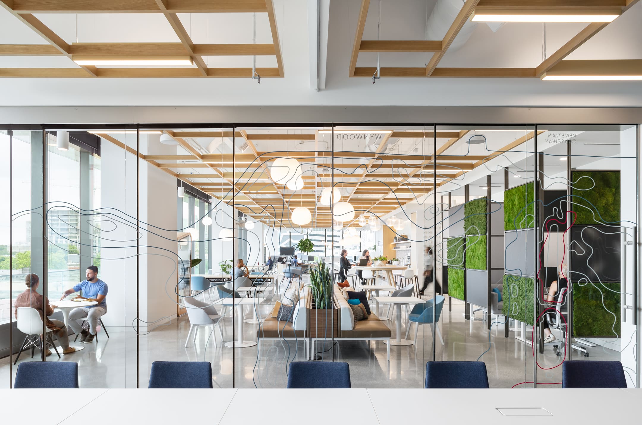 metaline 的独特安装。 为 Gensler 迈阿密办公室。